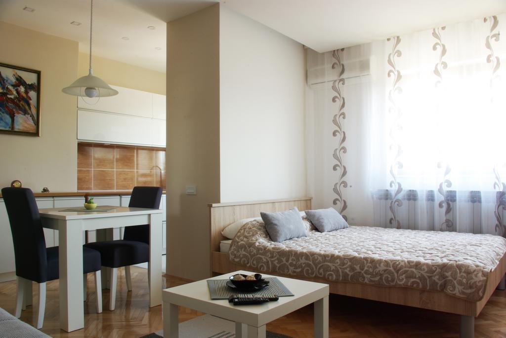 Square Studio Apartment Ниш Екстер'єр фото